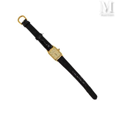 gros plan d'une montre sur fond blanc avec un bracelet noir