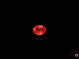 un diamant rouge dans l'obscurité, sur fond noir
