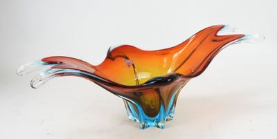 un bol en verre posé sur une table
