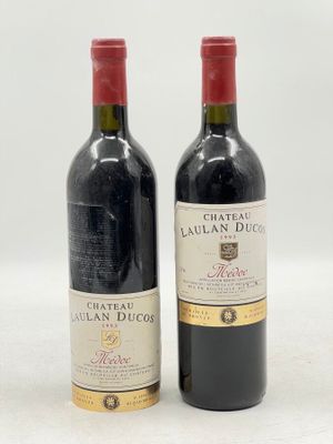 deux bouteilles de vin posées l'une à côté de l'autre sur une table