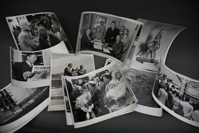plusieurs photos en noir et blanc représentant un groupe de personnes assises à une table