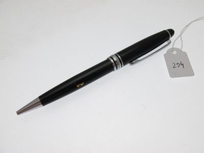un stylo posé sur une table, avec une étiquette de prix accrochée dessus