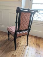 Chaise en bois relaqué noir et polychromé (photo 2)