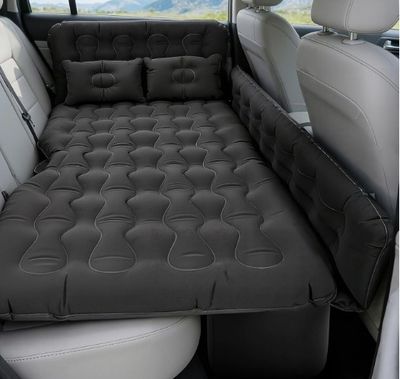 la banquette arrière d'une voiture avec un matelas à l'arrière