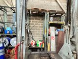 une photo d'un garage avec un chariot élévateur