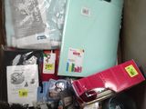 une boîte pleine d'objets assortis qui se trouvent dans la boîte