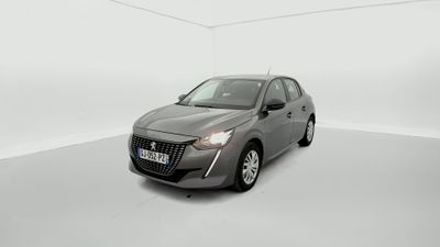 Une voiture grise est garée dans une pièce blanche au sol blanc.