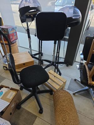 une chaise de bureau placée devant une fenêtre
