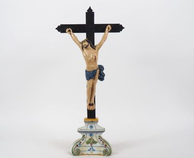 Crucifix en faience polychrome XIXème, socle à décor de fleu…