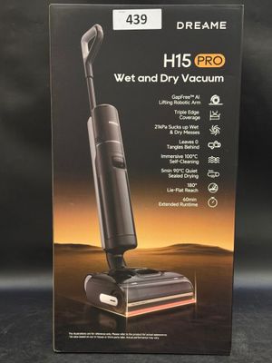 un carton contenant un aspirateur posé sur une table