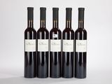 trois bouteilles de vin sont alignées sur un fond blanc