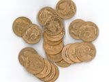 une pile de pièces d'or sur une surface blanche