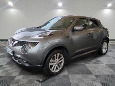 La Nissan Juke est garée dans le garage, sur un sol à damier.