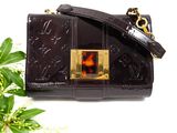 a black purse with a tortoise shell on it