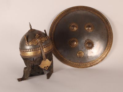 un casque et un bouclier posés l'un à côté de l'autre