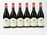 six bouteilles de vin alignées sur une table