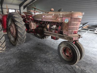 un tracteur garé à l'intérieur d'un bâtiment