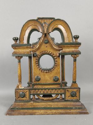 une horloge en bois posée sur une table