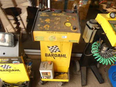 une machine jaune qui se trouve à côté d'autres machines
