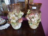 deux vases posés sur une table, avec un miroir en arrière-plan