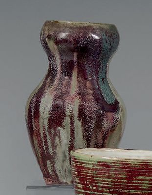 deux vases posés l'un à côté de l'autre sur une table
