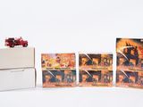 quatre boîtes de jouets posées les unes à côté des autres sur une surface blanche