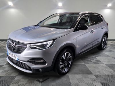 un SUV argenté garé dans un garage au sol carrelé