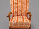 une chaise rayée orange et blanche sur fond gris