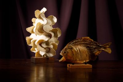 deux sculptures de poissons posées l'une à côté de l'autre sur une table