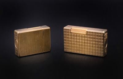 une paire de boutons de manchette en or sur fond noir