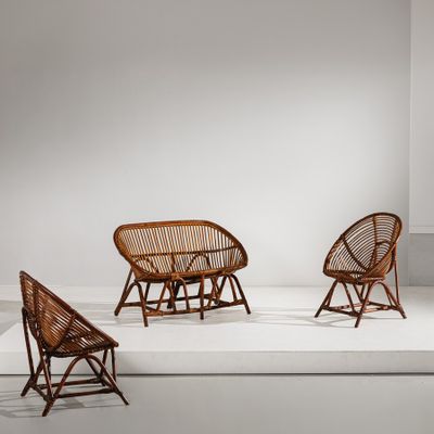 trois chaises et une table dans une pièce au sol blanc