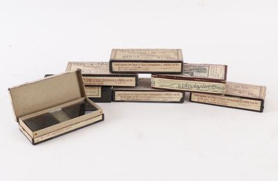 un grand nombre de petites boîtes posées sur une table