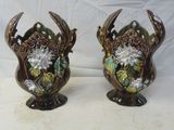 deux vases posés sur une table