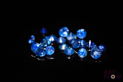 une grappe de saphirs bleus sur un fond noir