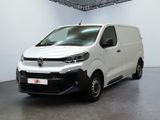 La camionnette blanche est garée dans une grande pièce.