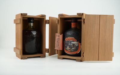 deux bouteilles d'alcool dans une caisse en bois