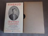 un livre sur lequel figure la photo d'un homme en smoking