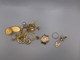 une collection de bijoux en or comprenant une montre et d'autres objets