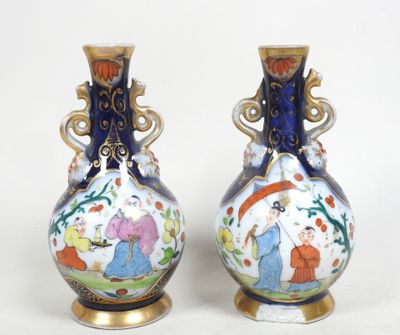 deux vases posés sur une surface blanche