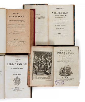 plusieurs vieux livres posés les uns sur les autres sur une surface blanche