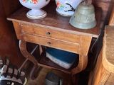 une petite table sur laquelle se trouvent deux vases