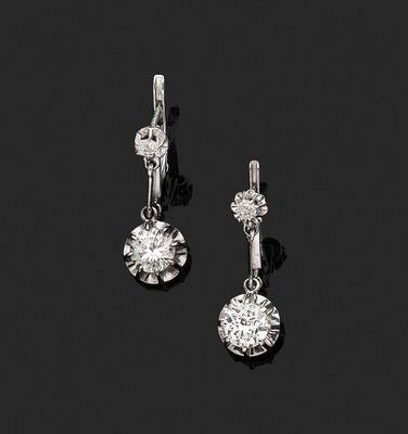 une paire de boucles d'oreilles en diamant sur fond noir