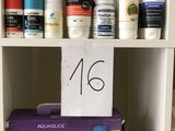 une étagère sur laquelle sont disposés de nombreux produits de soins personnels