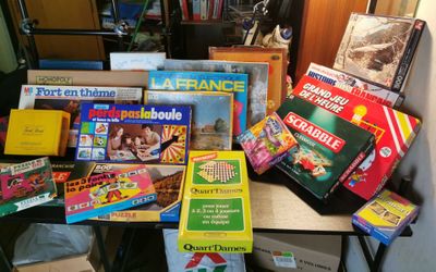 beaucoup de livres et de jeux posés sur une table