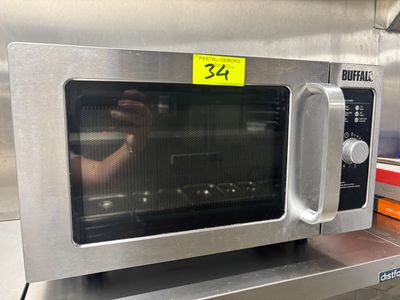 un micro-ondes posé sur une étagère dans une cuisine