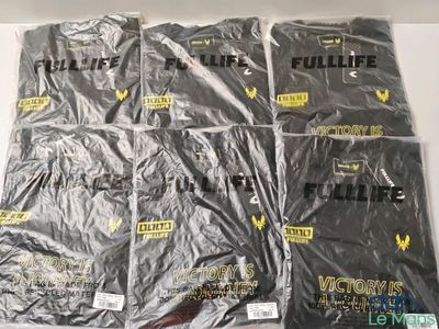 Quatre lots de t-shirts « Full Life » sont emballés dans du plastique