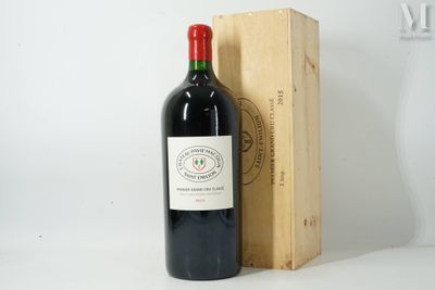 une bouteille de vin posée à côté d'une caisse en bois