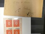 une photo d'une collection de timbres exposée dans une vitrine
