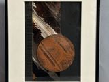 une image représentant un objet en bois dans un cadre noir