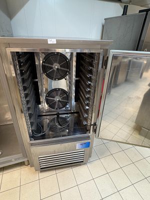 un four en acier inoxydable équipé d'un ventilateur à l'intérieur